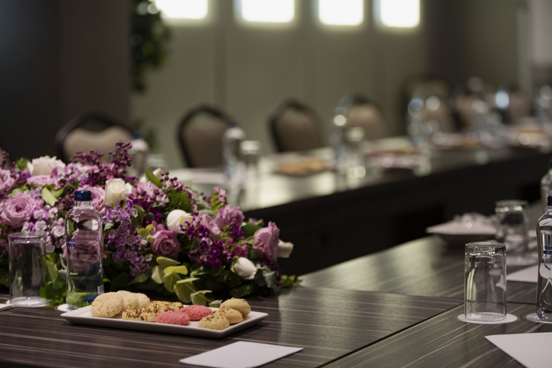 Toplantı salonunda çiçek ve ikram ayrıntısı